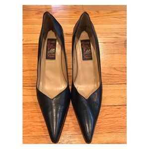Carlos Falachi navy blue kitten heels